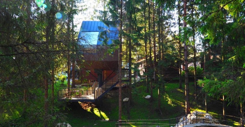 Pogledajte kako izgleda kućica na stablu u blizini Plitvica. Noćenje i do 4000 kuna