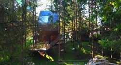 Pogledajte kako izgleda kućica na stablu u blizini Plitvica. Noćenje i do 4000 kuna