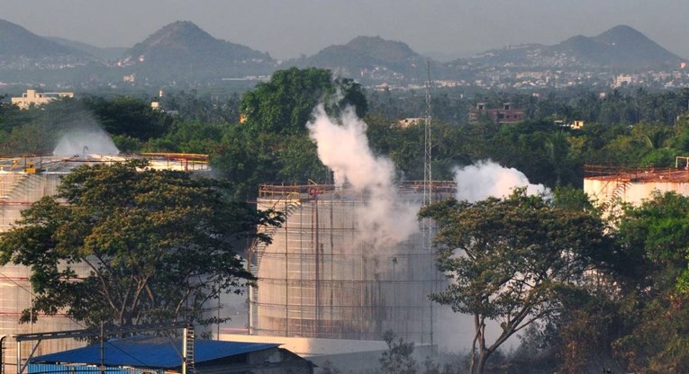 Curenje plina u tvornici u Indiji: Devetero mrtvih, policija patrolira s maskama