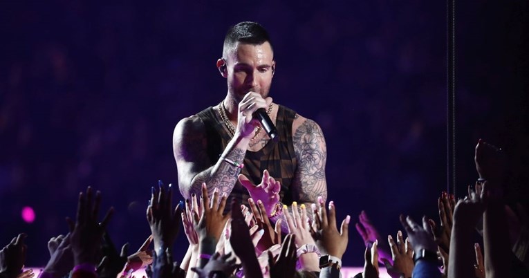 Nakon što je opsovao obožavateljicu na koncertu, slavni pjevač odgovorio na kritike