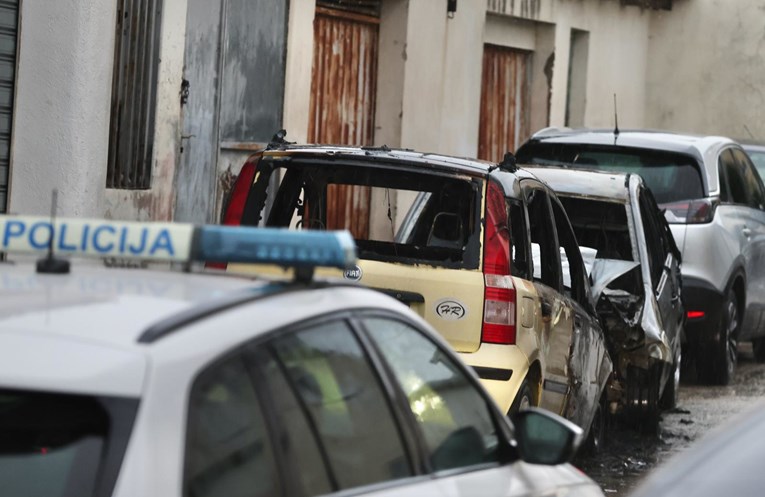 FOTO U Splitu izgorjela dva auta