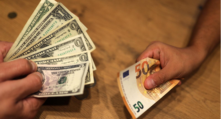 Ojačao američki dolar. Ulagače iznenadila švicarska središnja banka