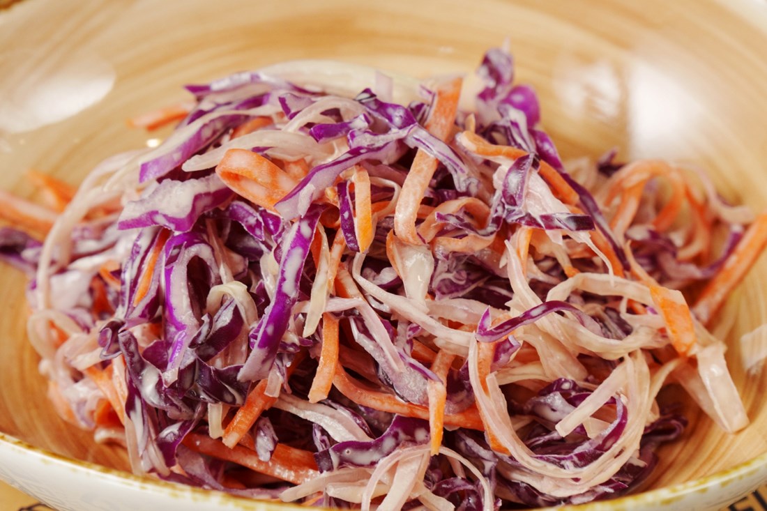 Coleslaw salata bit će ukusnija ako majonezu zamijenite ovim sastojkom