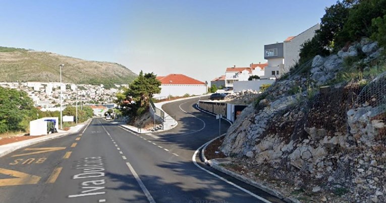 Mladi Francuz u Dubrovniku autom udario vozača autobusa pa pobjegao