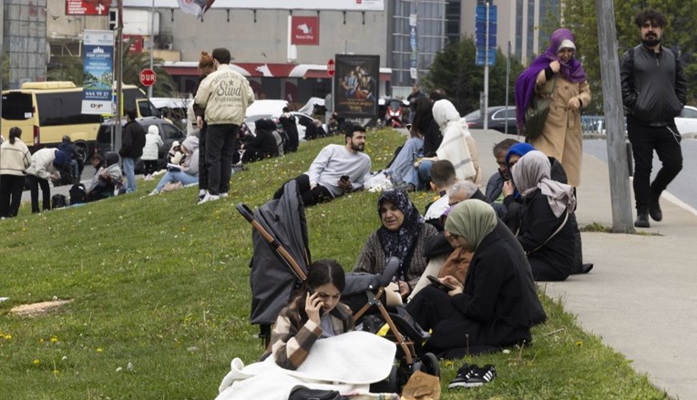 U potresu u Istanbulu ozlijeđeno 150 ljudi. "U panici su skakali s visina"