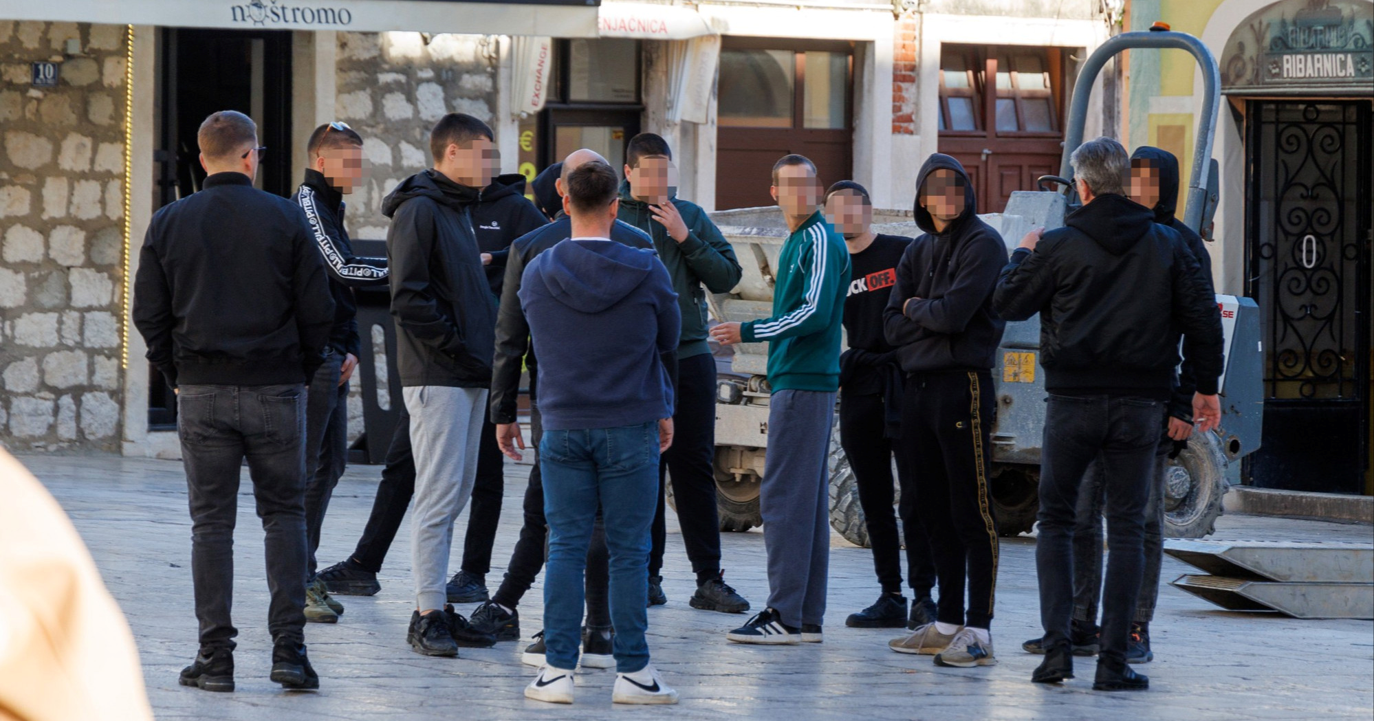 Pupovac u Splitu davao izjavu, okupila se skupina mladića