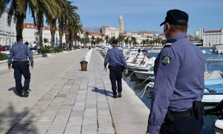 Pijani muškarac u Splitu vikao na maloljetnike i mahao plastičnim pištoljem