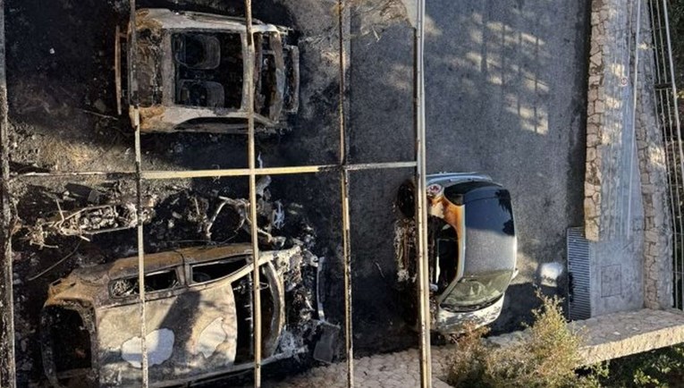 FOTO Na Staru godinu u Dubrovniku izgorjelo više automobila