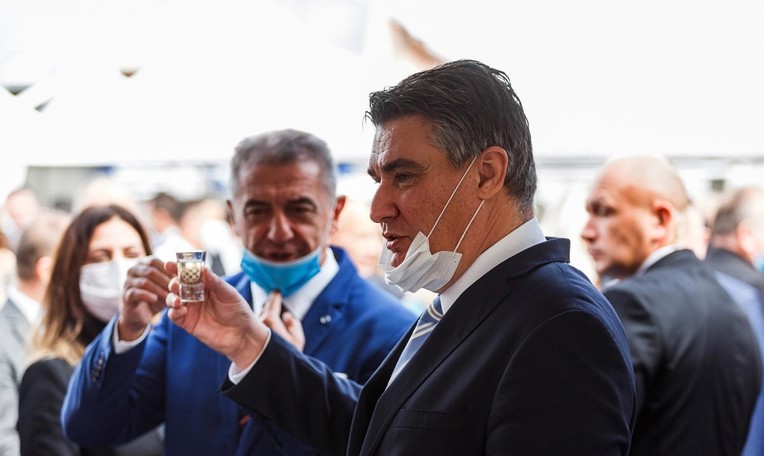 Nekadašnji rivali Milanović i Milinović nazdravili šljivovicom: "Odlična je, ne prži"