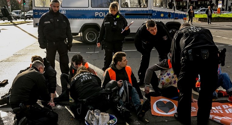 Aktivisti blokirali prometnice u Njemačkoj, prosvjeduju protiv klimatskih promjena
