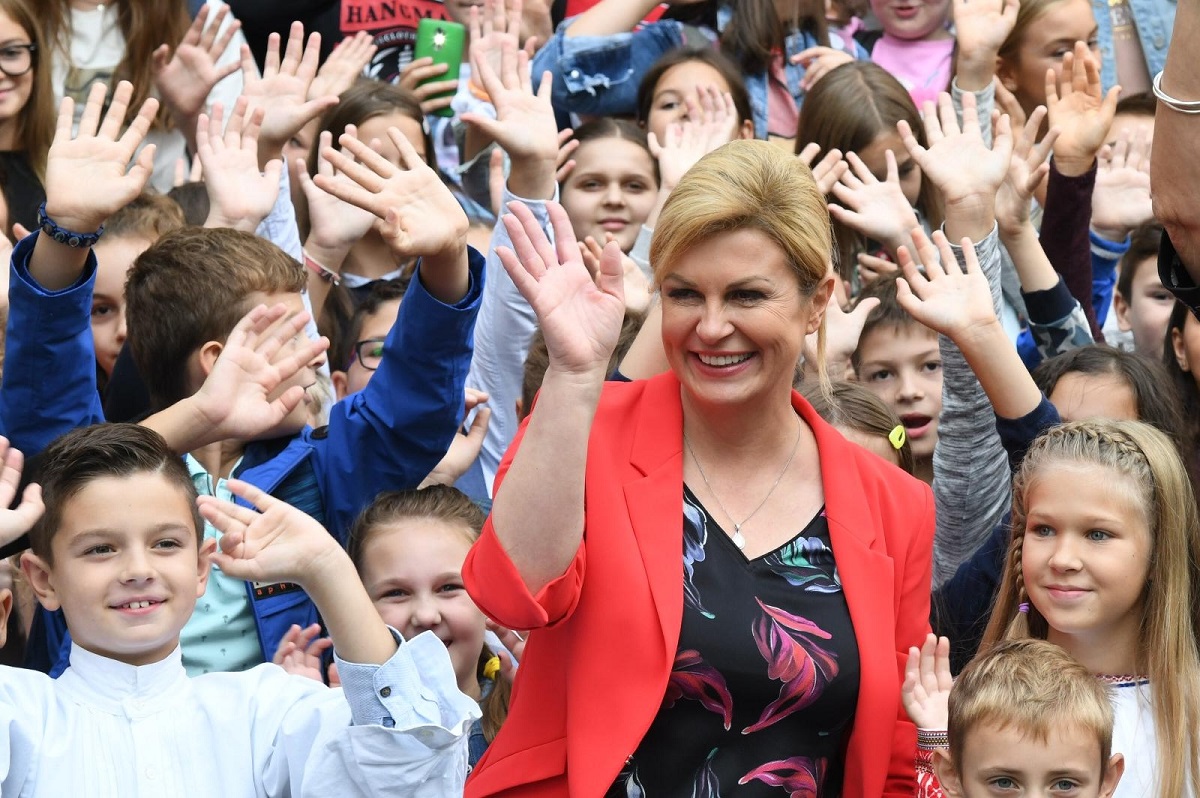 Kolinda učenicima: "Učite vani i vraćajte se u Hrvatsku"