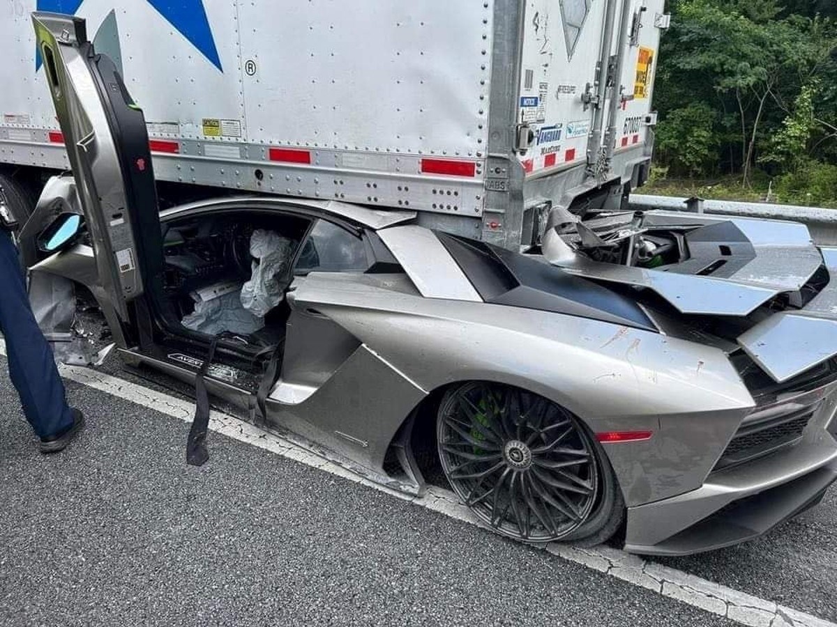 VIDEO Vozač Lamborghinijem završio pod tegljačem, preživio je