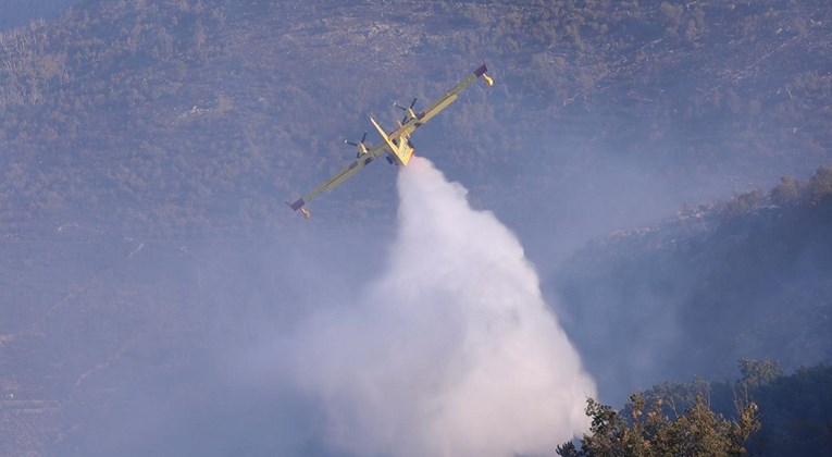 Gori u makarskom priobalju. Vatrogascima pomažu kanader i air traktor