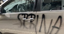 Na autu beogradskih tablica u Splitu ispisani grafiti "Pali traktor", "Ubij Srbina"