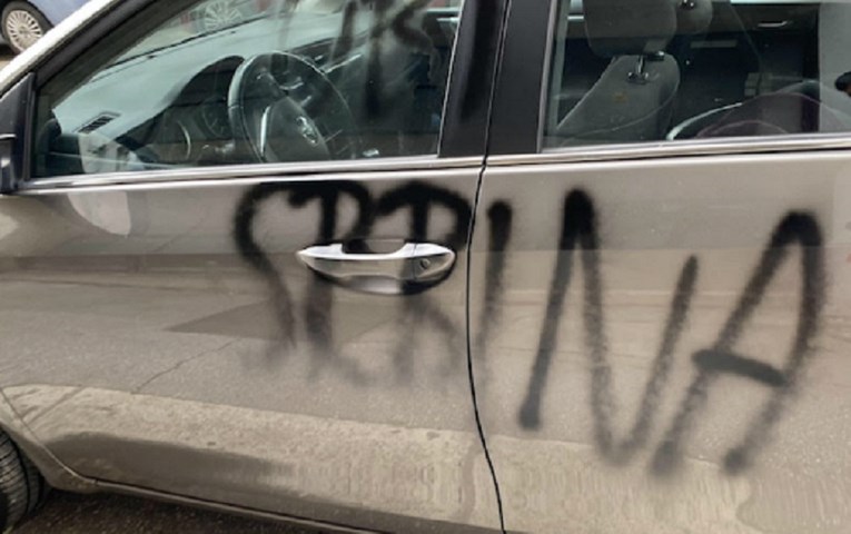 Grafit na autu BG tablica u Splitu: "Pali traktor" "Ubij Srbina", "ZDS"