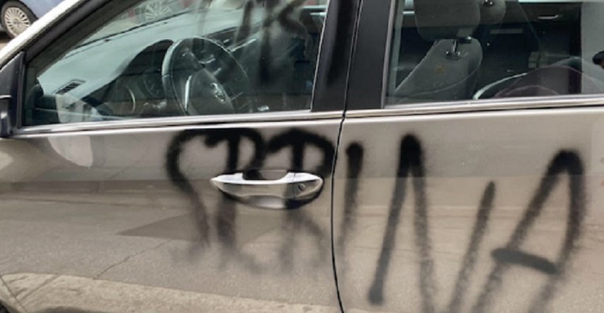 Na autu beogradskih tablica u Splitu ispisani grafiti "Pali traktor", "Ubij Srbina"