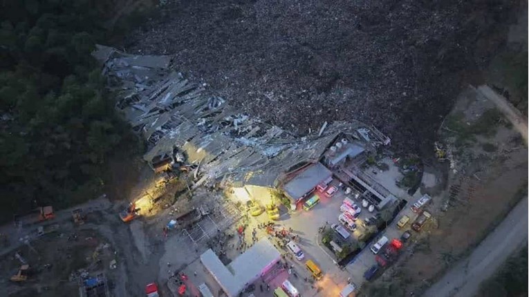 FOTO Odlagalište otpada na Filipinima se urušilo i zatrpalo selo, traga se za ljudima