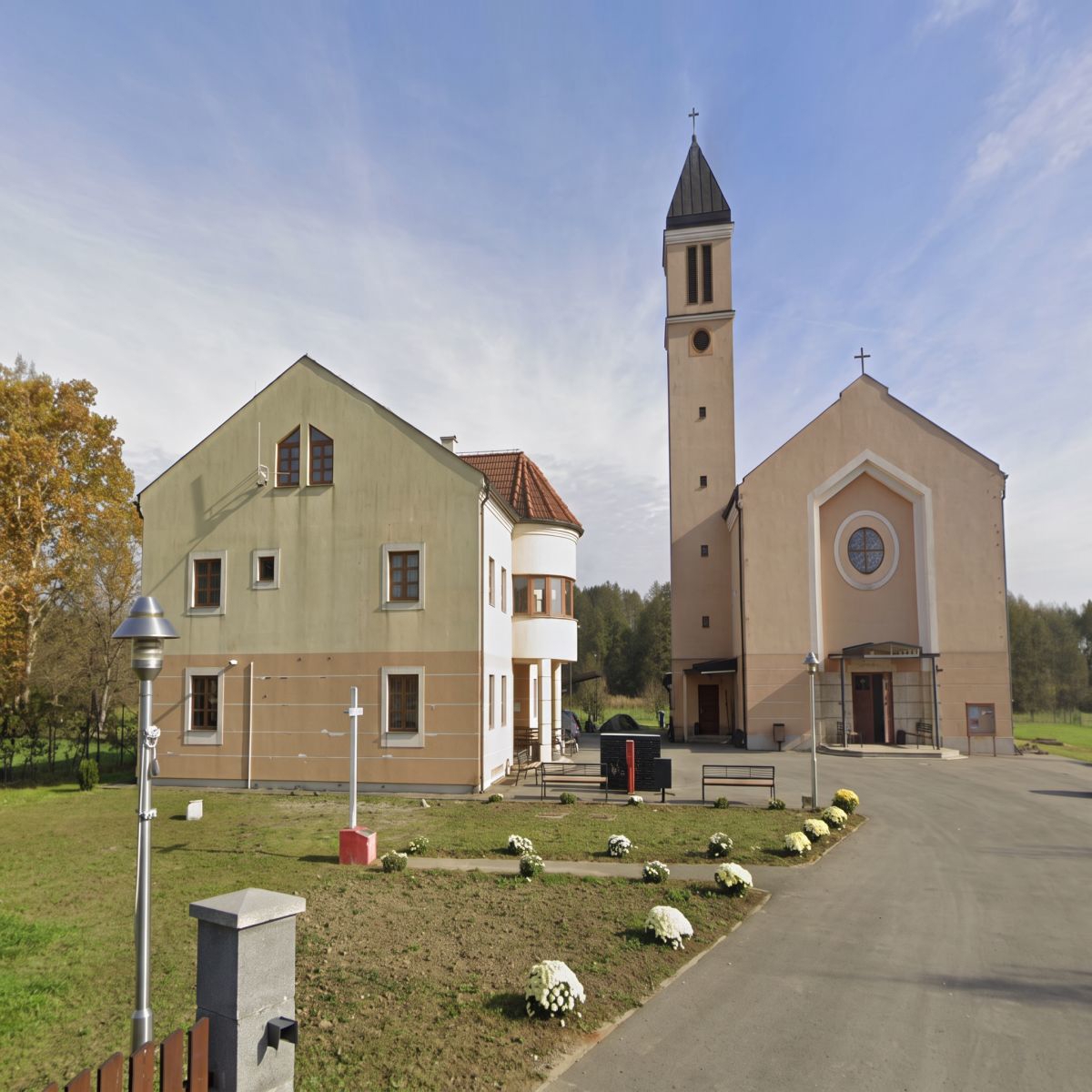 Ovo je nova crkva u jako siromašnoj općini. Sad će na nju spiskati 460.000 naših eura