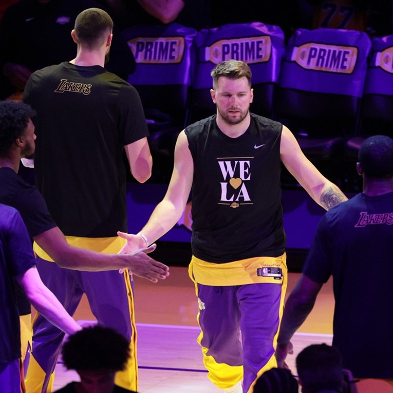 Dončić ušao u dvoranu i svim suigračima dao isti poklon. Lakersi objavili video