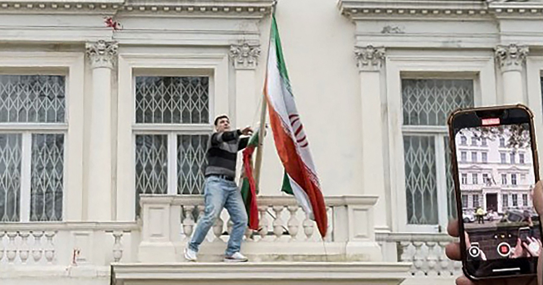 Skinuo zastavu s iranske ambasade u Londonu i istaknuo onu iz doba Pahlavija