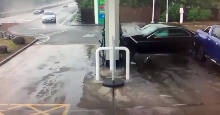 VIDEO Mercedesom otklizao u benzinsku, pomeo je sve pred sobom