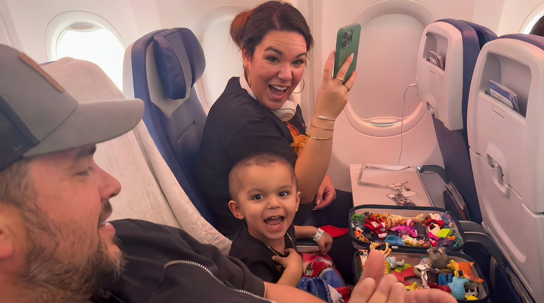 Dvogodišnjak pobijedio rak, posada aviona mu priredila iznenađenje