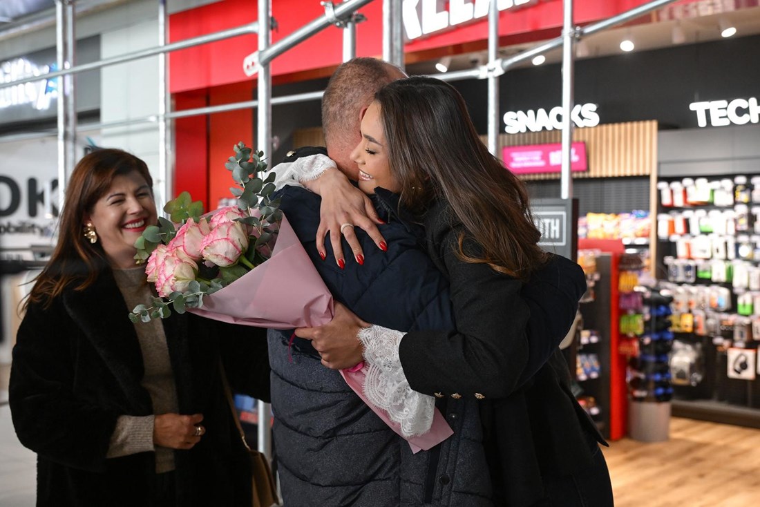 FOTO Dirljiv susret Laure Gnjatović s roditeljima, jedva suspregnula suze
