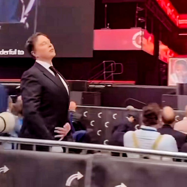 Čudan pokret Muska postao viralan. Jedni tvrde da ima čip, drugi da je na drogama