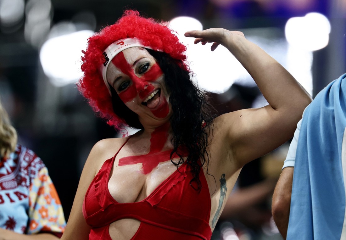 Atraktivna navijačica privukla poglede na utakmici Engleske i Argentine