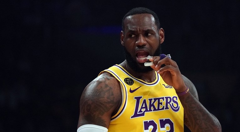 Lakersima visi nastup u doigravanju, LeBron poludio na ligu: Ovo je s*anje