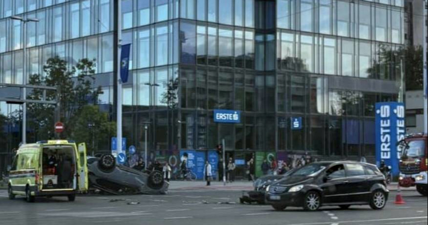 Sudar BMW-a i Nissana u Zagrebu, auto na krovu. Vozačica teško ozlijeđena