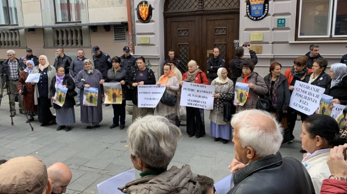 Prosvjed u Sarajevu zbog Nobelove nagrade ljubitelju Miloševića