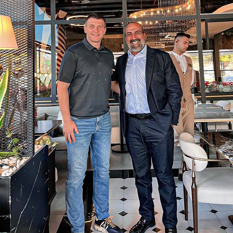 Turski biznismen Jakiroviću poklonio amajliju protiv uroka i zlatnik