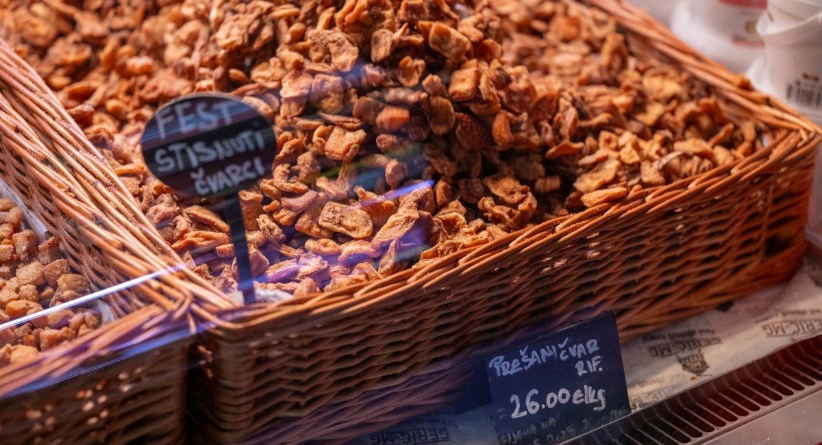 Na Dolac stigli prvi čvarci, pogledajte koliko košta kilogram ove delicije