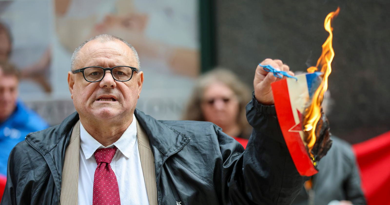 FOTO Keleminec zapalio zastavu Hrvatske iz Jugoslavije