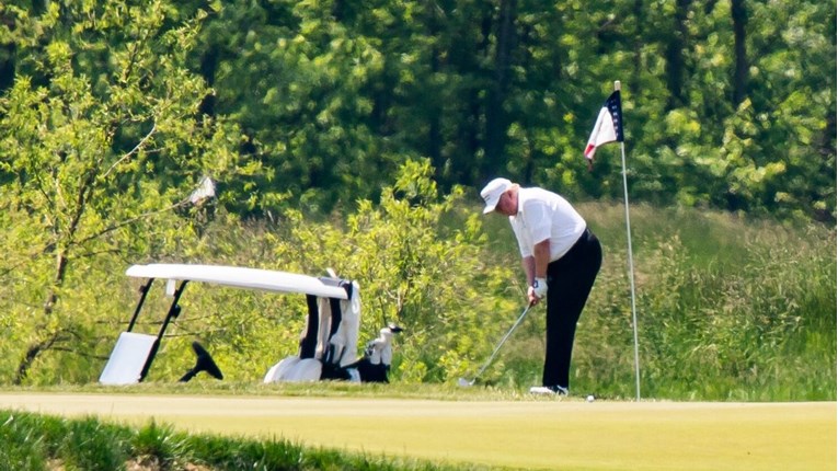 Trump prvi put igrao golf od proglašenja izvanrednog stanja