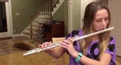 Svirala je flautu, a onda ju je njen pas nasmijao do suza svojom reakcijom