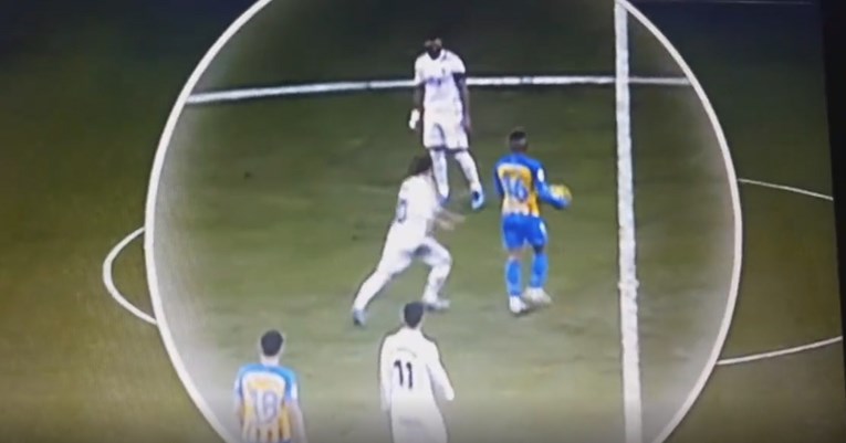 VIDEO Igrač Valencije nije htio dati loptu Modriću. Završio je na podu