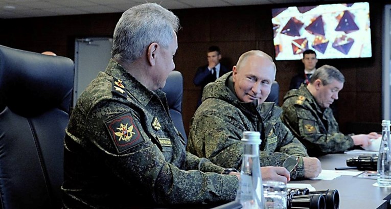 Nasmijani Putin sa Šojguom gledao golemu vojnu vježbu na krajnjem istoku Rusije