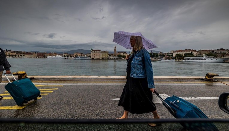 Diljem zemlje oblaci, kiša, a mjestimično i pljuskovi s grmljavinom