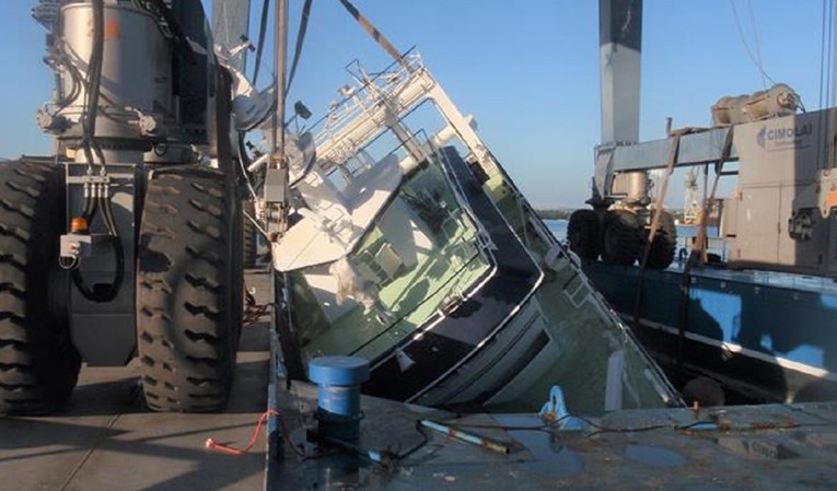 FOTO Pogledajte novi brod koji je pao sa sajle u Puli, uništen je