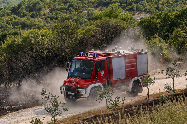 Mladi Talijan iz zabave skupio granje i naložio vatru na pulskoj plaži