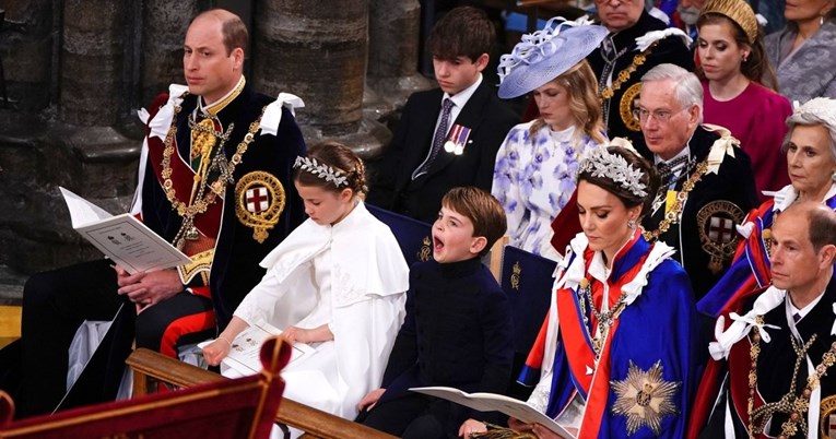 Princ Louis zijevao od dosade na djedovoj krunidbi, pazila ga princeza Charlotte