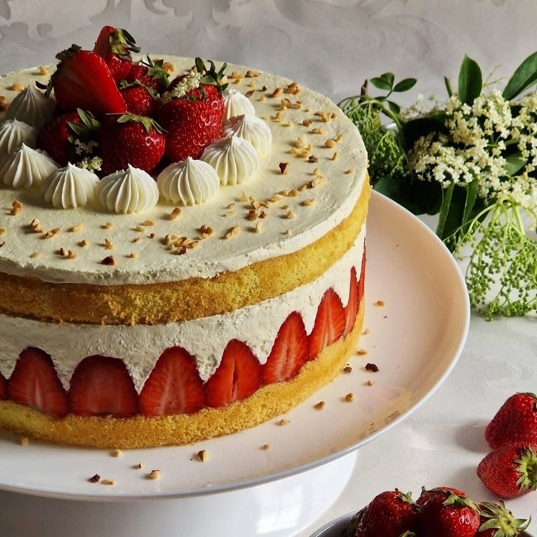 Ova torta od jagoda prikupila je preko stotinu lajkova na Fejsu: "Savršena je"