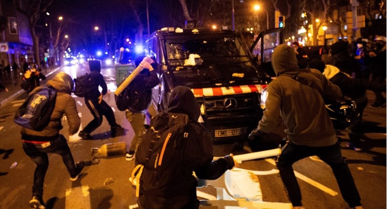 U Španjolskoj se nastavili neredi zbog uhićenja repera, privedene su 44 osobe