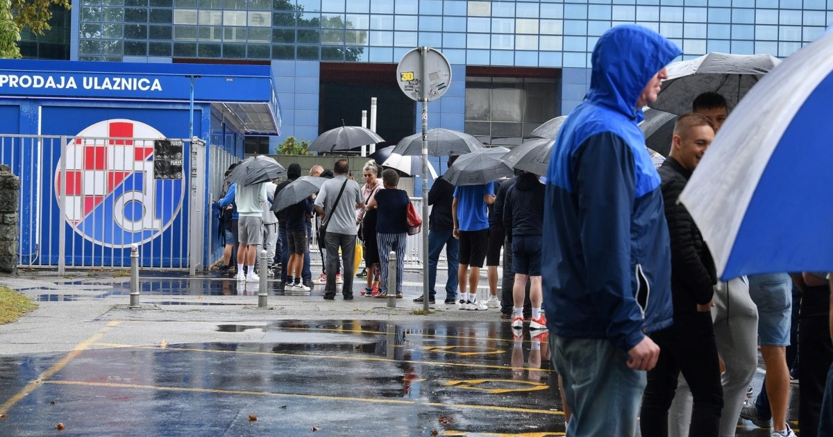 Sprema se spektakl na Maksimiru. Već je rasprodana jedna tribina, redovi i po kiši