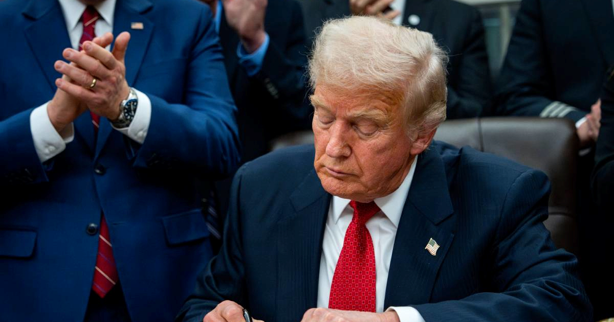 Trump potpisao zakon koji odobrava otvaranje dosjea Jeffreyja Epsteina