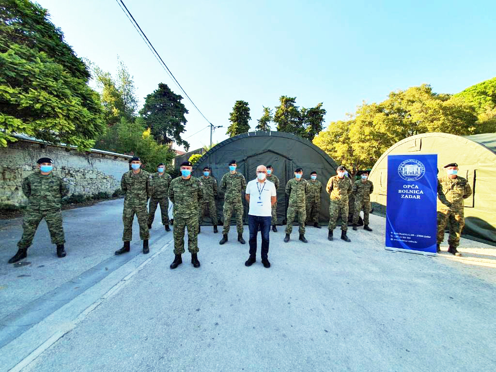 Hrvatska vojska postavila šatore ispred bolnice u Zadru
