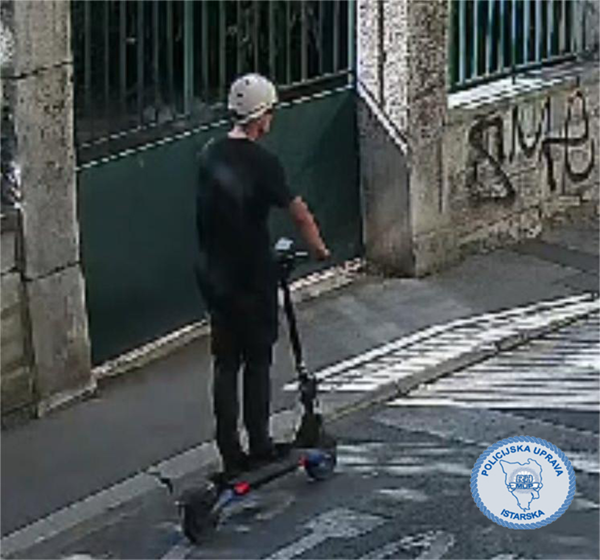 FOTO Policija traži ovog vozača romobila. Teško je ozlijedio pješaka pa pobjegao