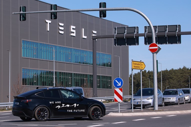 Optužbe za diskriminaciju: Tesla na meti zbog zapošljavanja stranaca